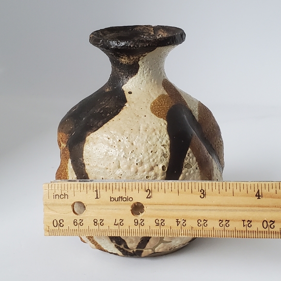 Signed Studio Pottery Vase Great Texture - Picture 8 of 10